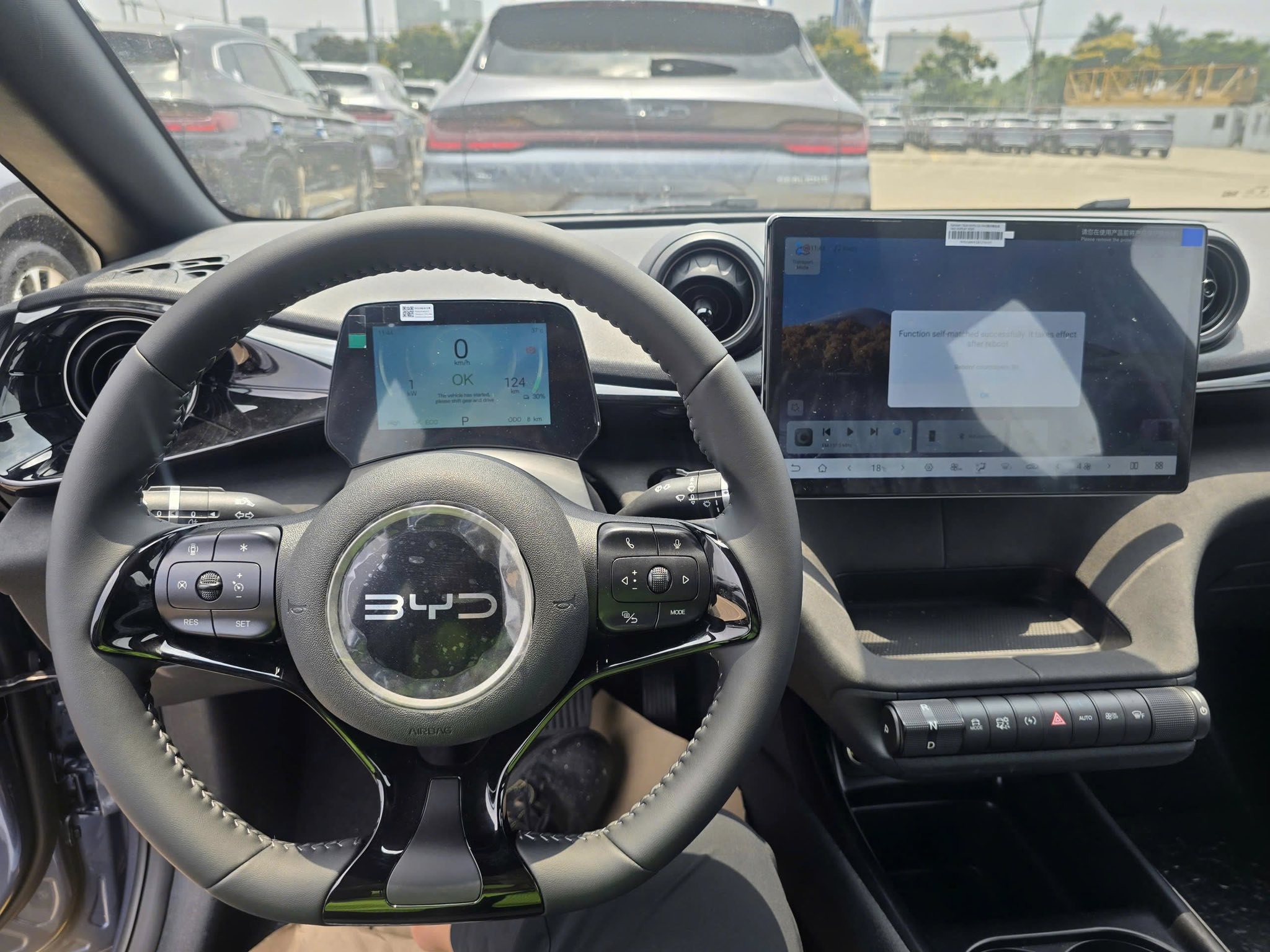 Vô lăng trên xe BYD Dolphin 2026 nhập Thái