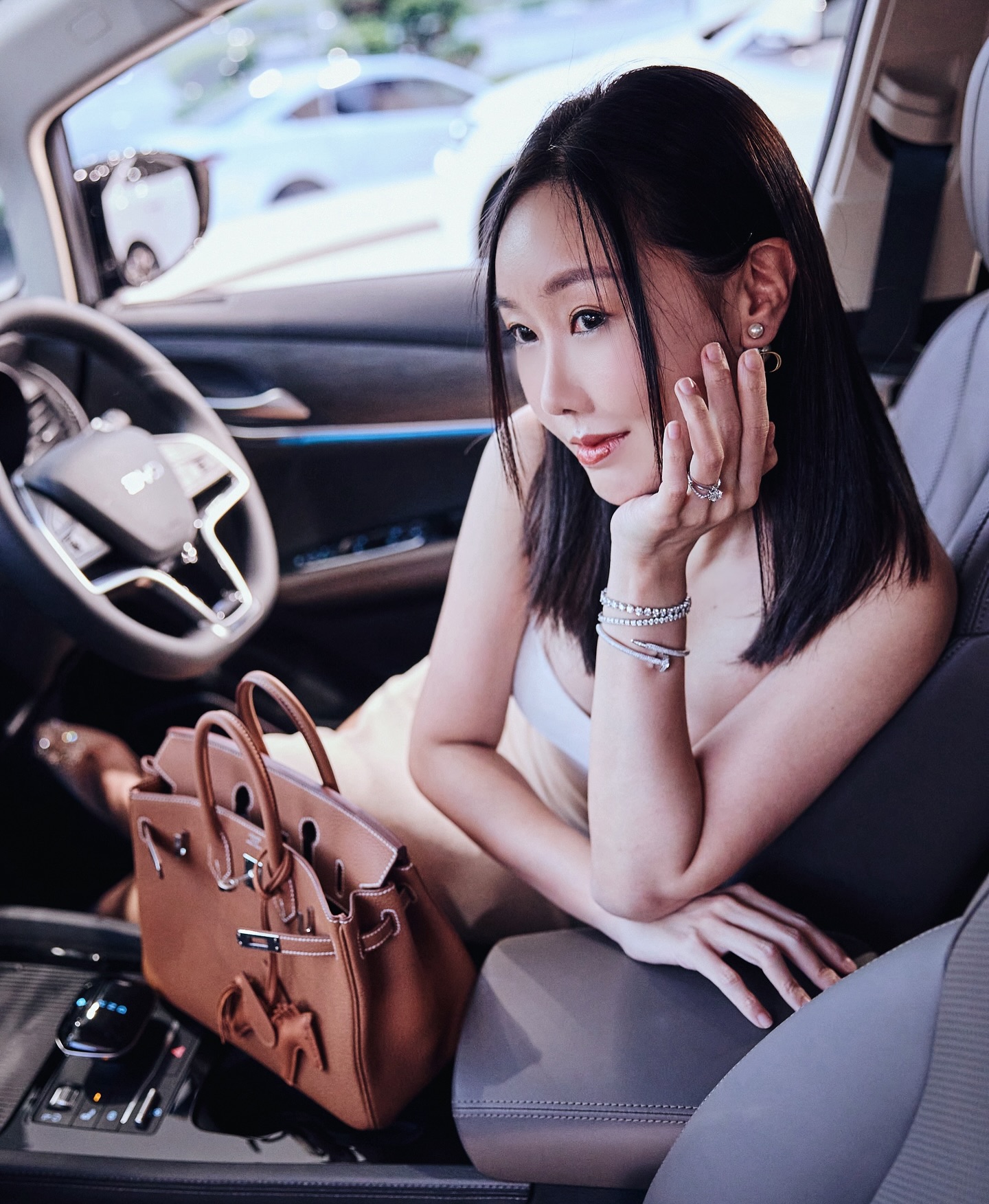 Người mẫu Singapore khoe dáng bên BYD M6