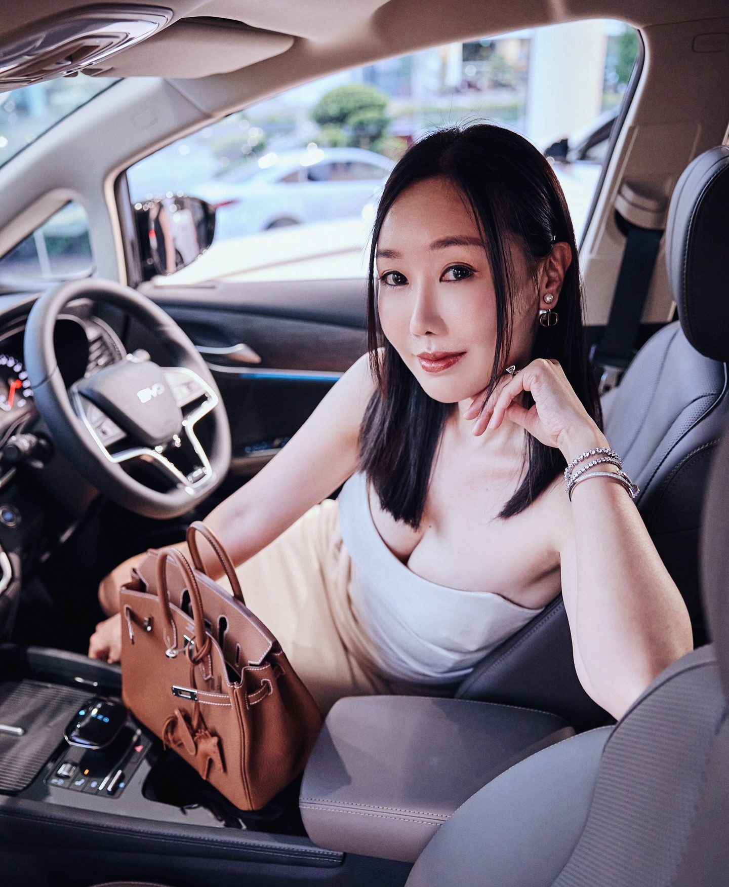 Người mẫu Singapore khoe dáng bên BYD M6