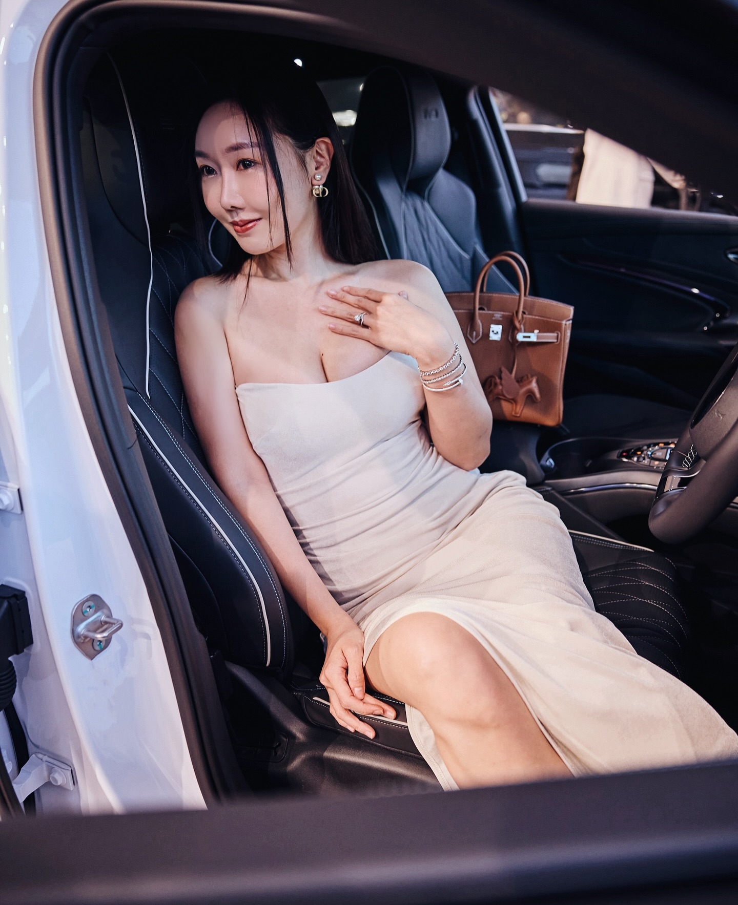 Người mẫu Singapore khoe dáng bên BYD M6