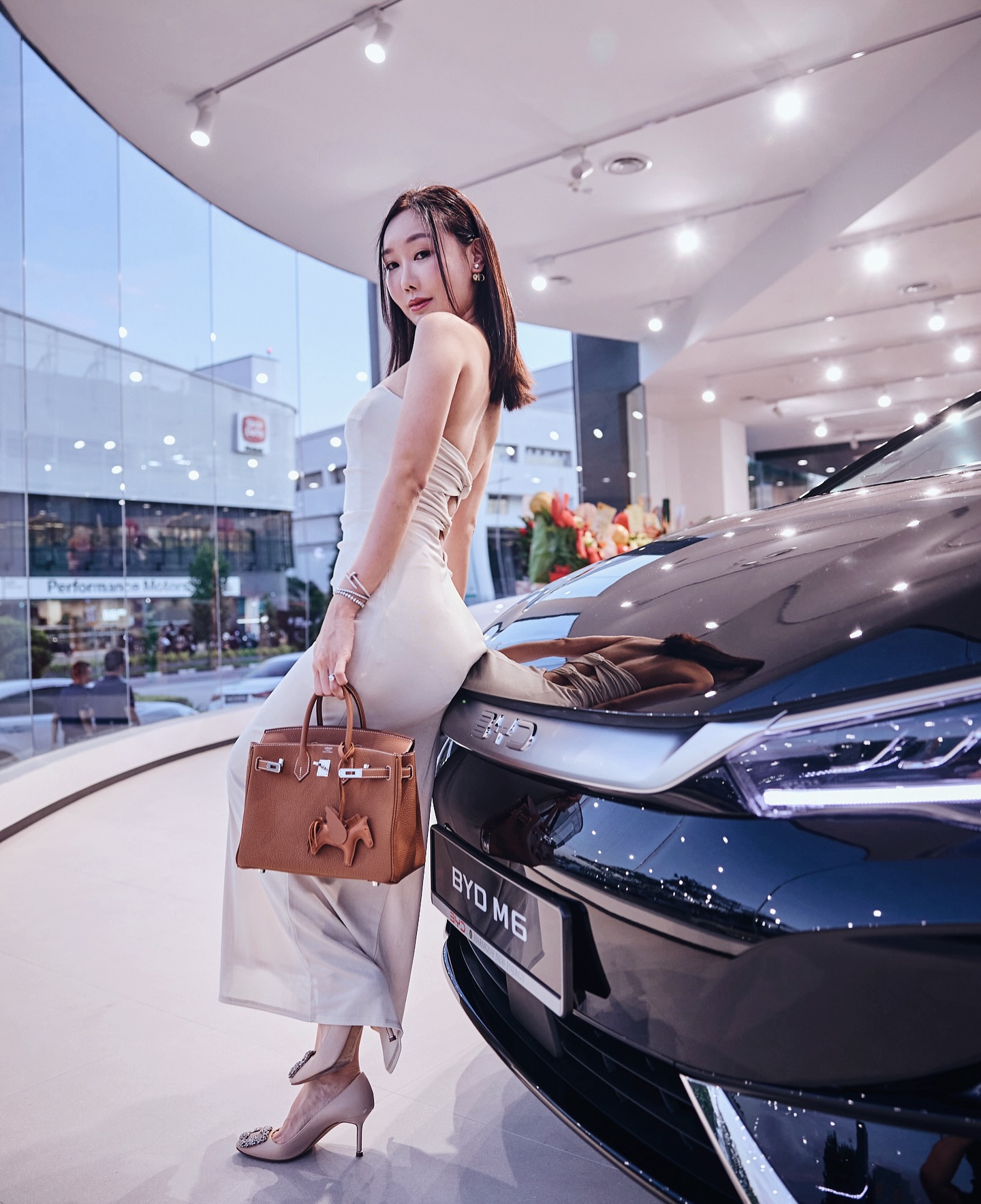 Người mẫu Singapore khoe dáng bên BYD M6